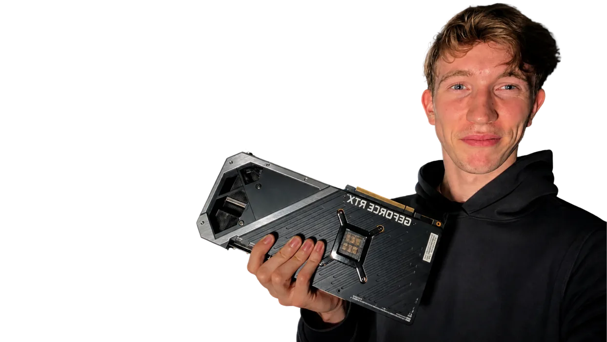 Lionel Pillich, Gründer von ContextMAP in Rastatt, mit einer GeForce-RTX-Grafikkarte für lokale KI-Modelle