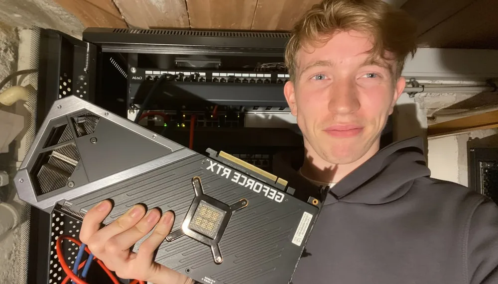 Lionel Pillich am selbst gebauten KI-Server-Rack von ContextMAP in Rastatt
